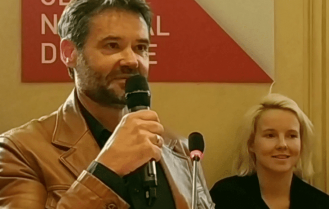 Franck bouysse au micro lors de la remise de son prix